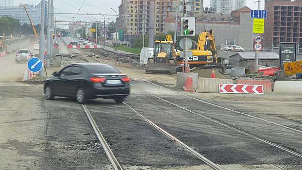 Первый пошёл: утром в Екатеринбурге вновь открыли Макаровский мост