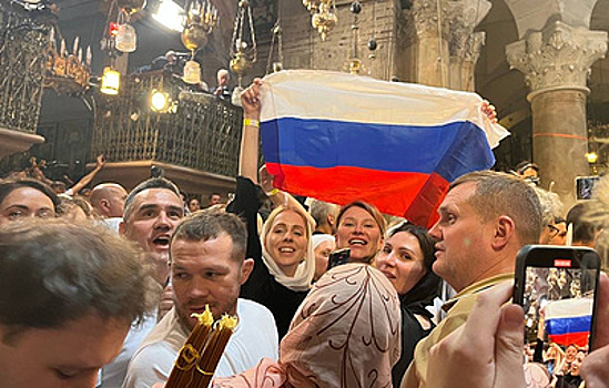 Российские верующие в ожидании Благодатного огня развернули в храме Гроба Господня флаг РФ
