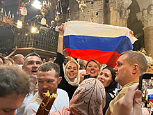 Российские верующие в ожидании Благодатного огня развернули в храме Гроба Господня флаг РФ