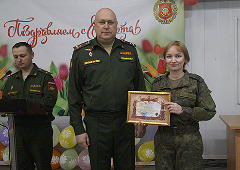 Командир военной базы РФ в Таджикистане поздравил женщин  с Международным женским днем