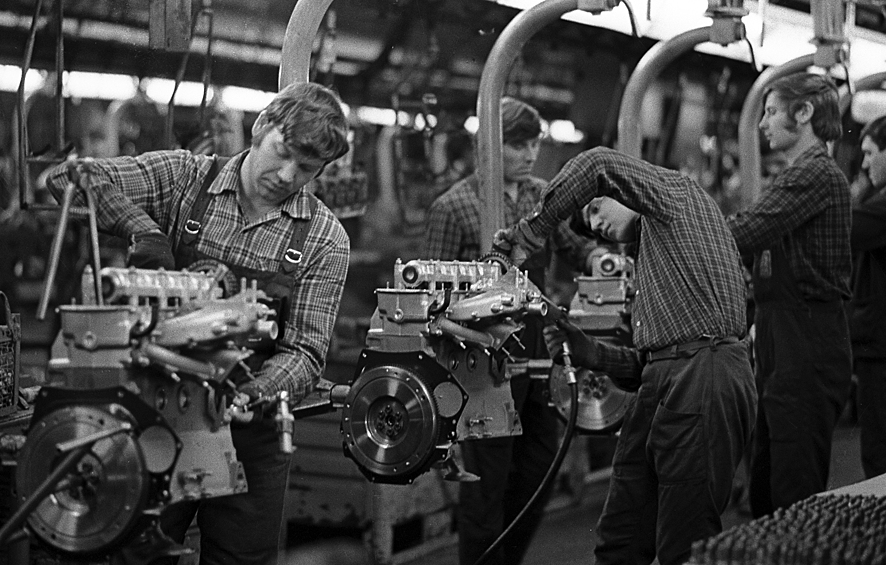 Сборка моторов на конвейере завода, 1973
