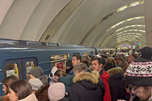 Движение на синей ветке метро Петербурга было остановлено из-за упавшего на рельсы пассажира