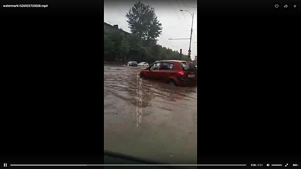 Сильнейший ливень в считанные минуты превратил улицы Краснодара в полноводные реки