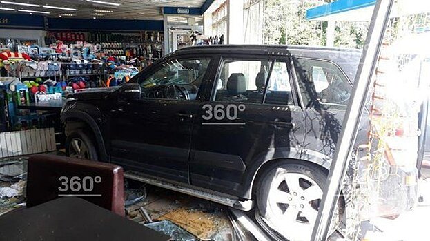 Водитель автомобиля Suzuki врезался в витрину магазина на Киевском шоссе в ТиНАО