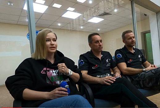 Юлия Пересильд взяла в космос челябинскую игрушку