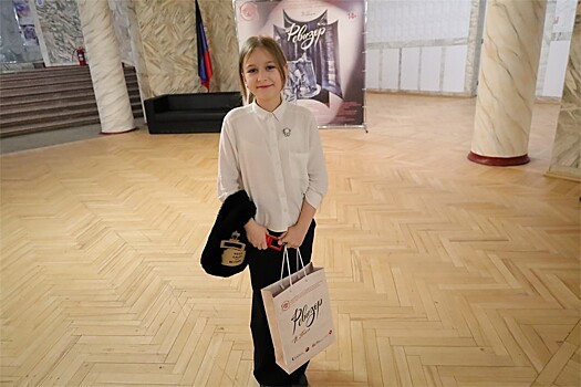 На спектакле "Ревизор" в Мариуполе детям вручаются вкусные и полезные подарки