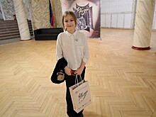 На спектакле "Ревизор" в Мариуполе детям вручаются вкусные и полезные подарки