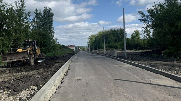 На ул. Героя России Сергеева в Заре занимаются тротуарами и освещением