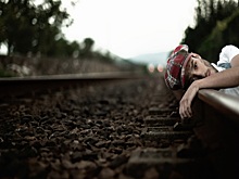 В штате Мичиган США уснувший на рельсах молодой человек чудесным образом остался жив