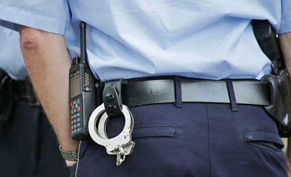 Суд арестовал двоих мужчин после разбойного нападения на прохожего в Северном Бутово