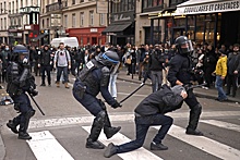 Президент Франции не испытывает беспокойства по поводу чрезмерного полицейского насилия в отношении протестующих