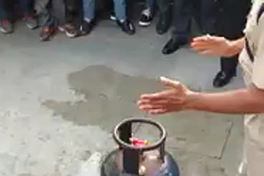 Индийский полицейский устроил уличный мастер-класс по тушению газового баллона