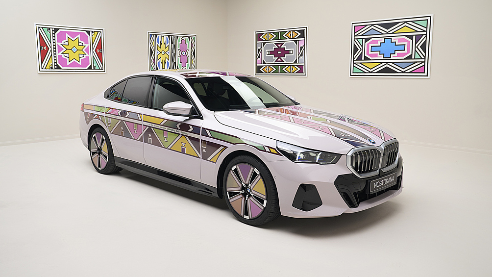 Эстер Малангу стала первой участницей проекта арт-каров, а BMW i5 стал первым «художественным» электромобилем в истории линейки.