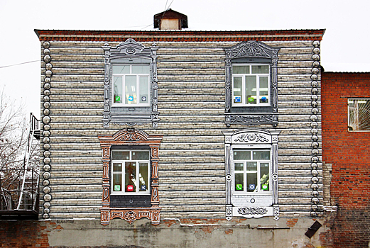 Уральский художник превратил окна старого дома в экран смартфона
