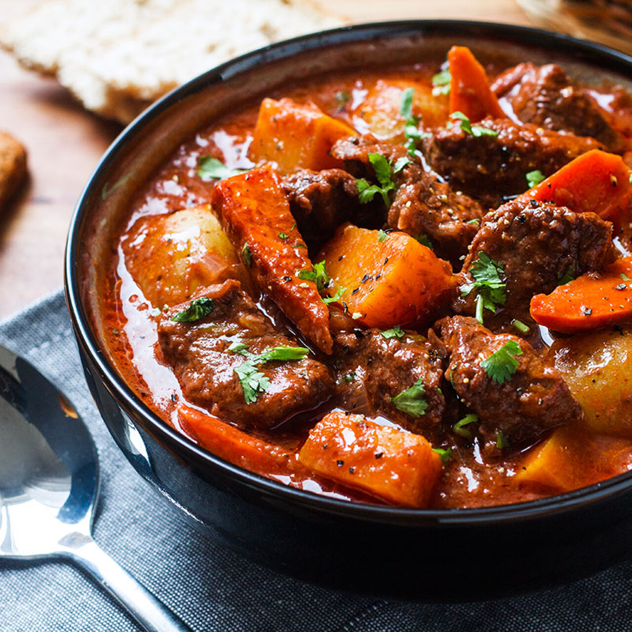 Делаем тушеное мясо мягче и ароматнее. Сначала слегка обжариваем, а потом  добавляем бульон - Рамблер/женский