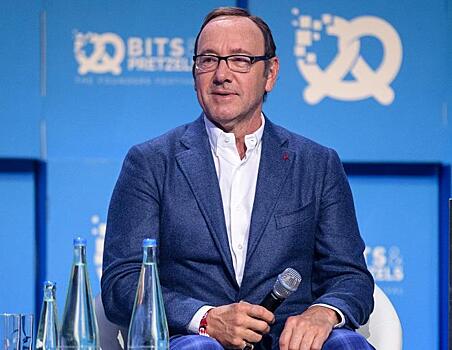 Дело приостановлено: умер последний истец по делу Спейси