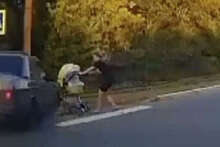 Момент наезда на коляску с младенцем в Оренбургской области попал на видео