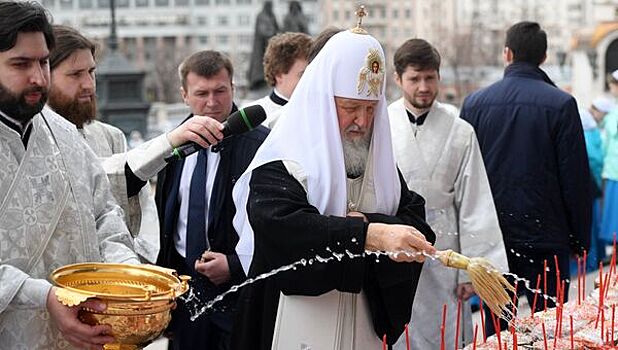 Патриарх Кирилл освятил куличи и яйца в храме Христа Спасителя