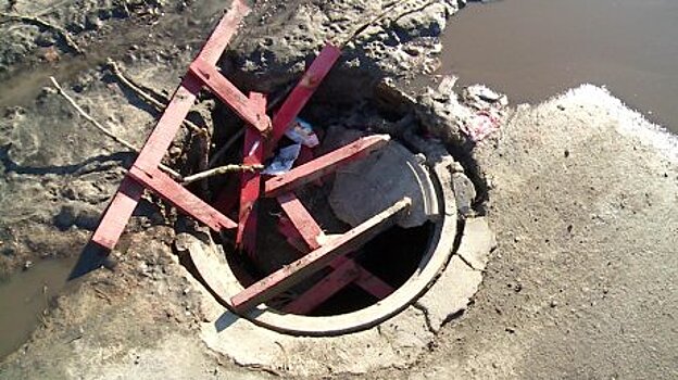 На улице Мира неизвестные раздавили крышку канализационного люка