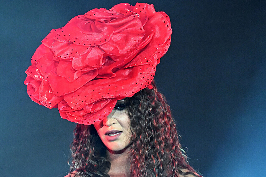 Ольга Бузова выступает в шоу «Под звуки поцелуев» в концертном зале «Известия-Холл», 2023 год