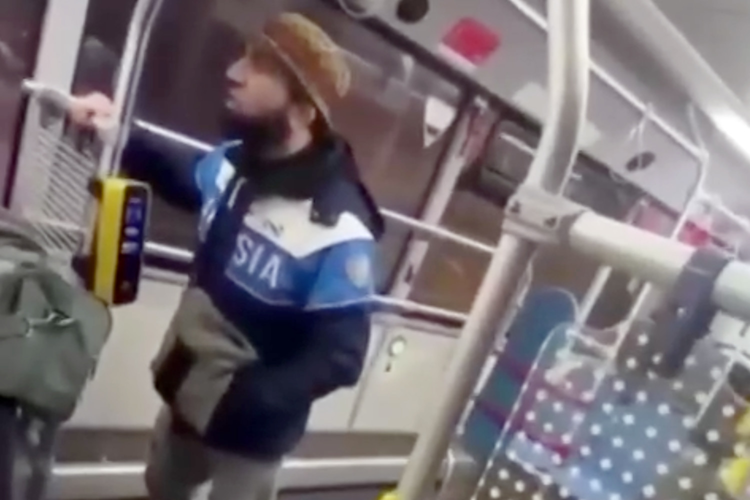 полицейский на дороге. полиция в городе. угрозы военной безопасности российской федерации. арестован дагестанец оскорбил русским в автобусе в москве. скандал в автобусе.