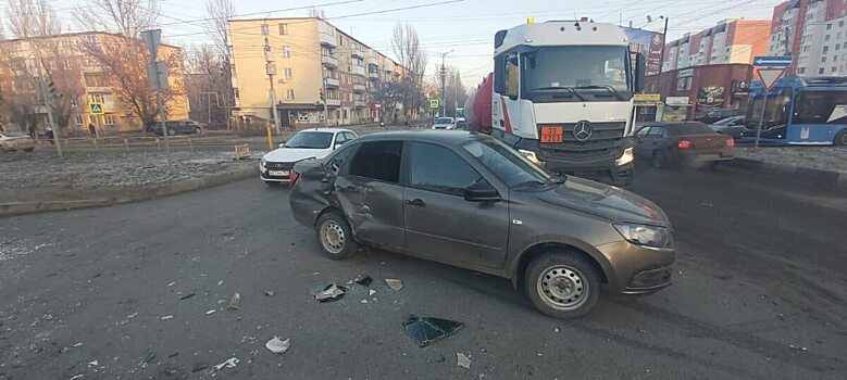 Пожилой пассажир «Гранты» пострадал в ДТП с фурой «DAF» в Саратове