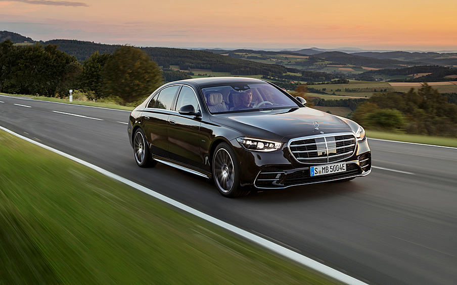 Mercedes-Benz привезет в Россию флагманский седан S-Class нового поколения (W223). Новинку предложат клиентам только в длиннобазных версиях с системой полного привода и автоматом 9G-Tronic по цене от 11 120 000 рублей. 