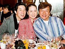 Сын попал в тюрьму, а дочь ночевала под мостом: как живут наследники Джека Чана