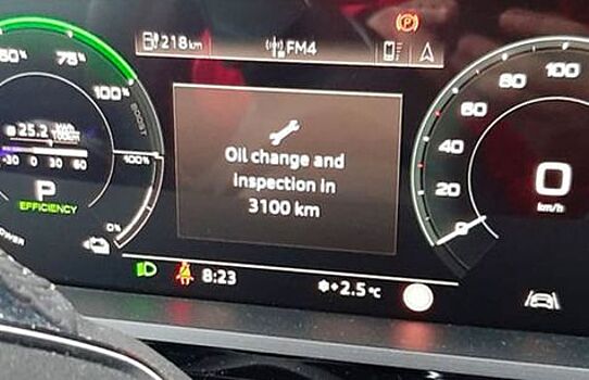 Электромобиль Audi E-Tron попросил у владельца сменить моторное масло