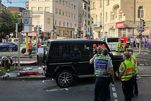 В Штутгарте скончалась женщина, пострадавшая от наезда внедорожника на толпу