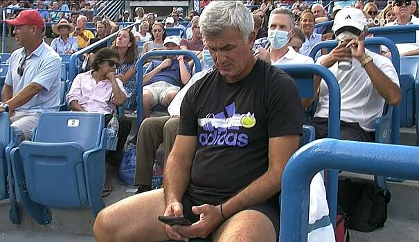 Зверев обвинил Циципаса в том, что он по телефону получает подсказки от тренера во время туалетного перерыва