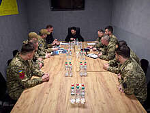 Зеленский сфотографировался с военными в нацистских нашивках