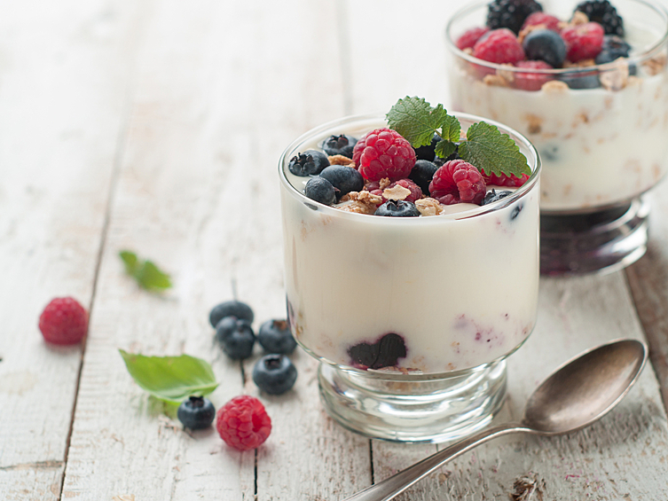 Йогурт и другие кисломолочные продукты содержат полезные бактерии, которые защищают желудочно-кишечный тракт и укрепляют иммунную систему.