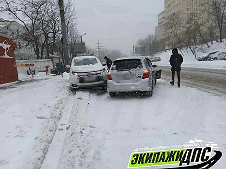 Несколько случаев ДТП зафиксировано во Владивостоке на скользких дорогах