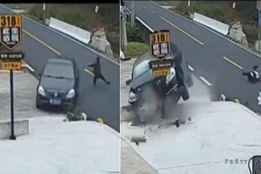 Легковушка не разминулась с пешеходом и протаранила ограду