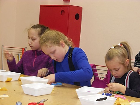 В библиотеке на Лухмановской юных читателей научили делать погремушку
