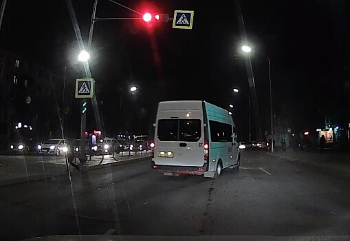 Еще одного «газелиста» наказали за проезд на красный