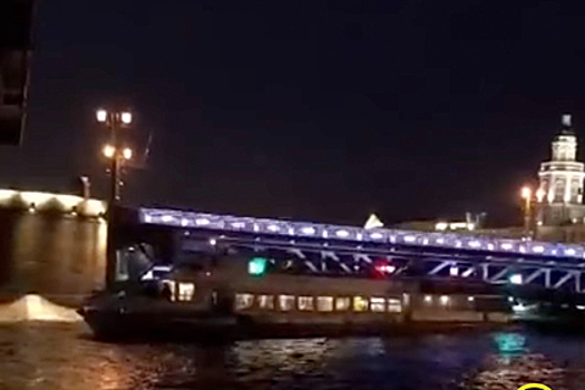 В Петербурге теплоход с людьми врезался в опору моста и попал на видео