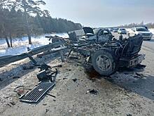 Груда железа: под Новосибирском большегруз собрал встречные авто во время обгона