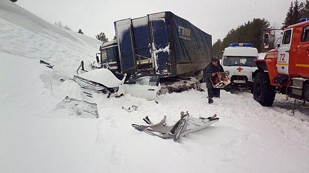 На трассе «Вятка» столкнулись «Хендай-Солярис» и грузовик: три человека получили травмы