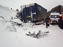 На трассе «Вятка» столкнулись «Хендай-Солярис» и грузовик: три человека получили травмы