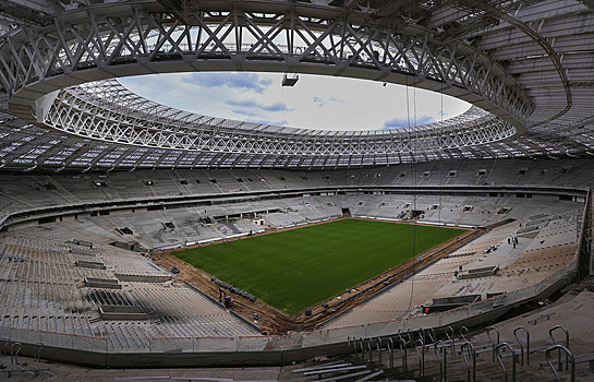 Мэр Москвы опробовал футбольное поле на стадионе в Лужниках