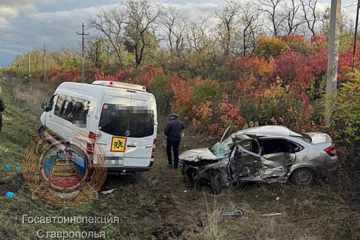 Микроавтобус с детьми столкнулся с легковым автомобилем в российском регионе
