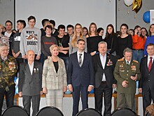 А пупок – то голый!