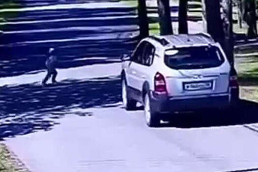 В Петербурге двухлетний мальчик выбежал на дорогу и попал под колеса машины