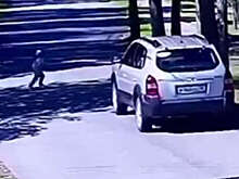 В Петербурге двухлетний мальчик выбежал на дорогу и попал под колеса машины