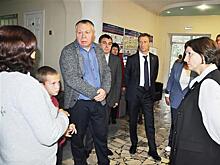 Депутаты-единороссы передали подарки школьникам из ПВР