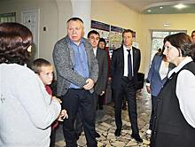 Депутаты-единороссы передали подарки школьникам из ПВР