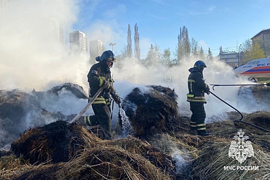 В Уфе водитель сбросил с грузовика горящее сено на парковке