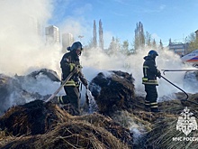 В Уфе водитель сбросил с грузовика горящее сено на парковке